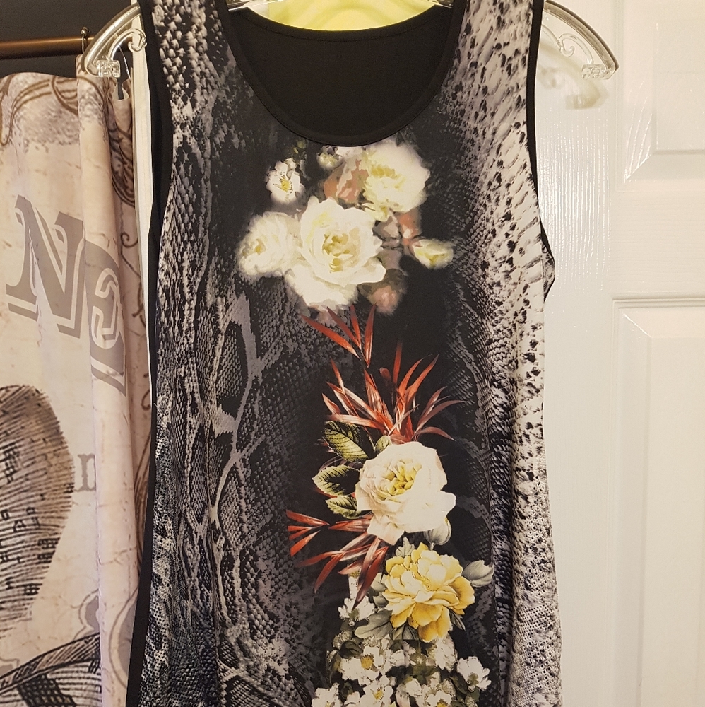 🕸5 for $25🕸 Floral snakeskin tank top